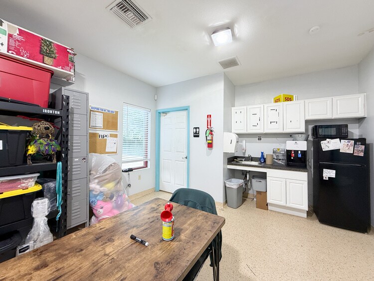 More Photos Of 45 E Airline Hwy, Kenner Veterinarian Kennel For Lease