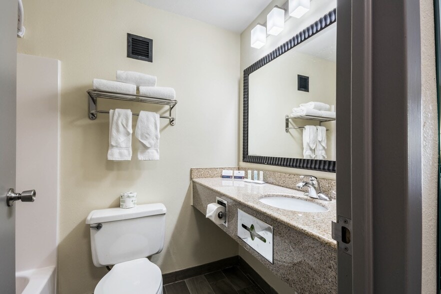 More Photos Of 2001 E Reno Ave, Oklahoma City Hotel For Sale