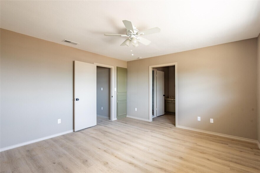 More Photos Of 1804 SW Barnard St, Glen Rose Apartments For Sale