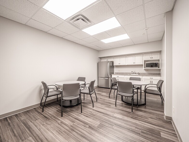 More Photos Of 1420 Kimber Ln, Evansville Office For Sale