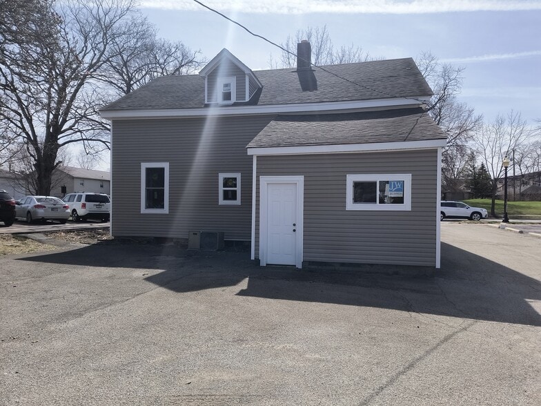 More Photos Of 130 E Main St, Carmel Storefront Retail Office For Lease