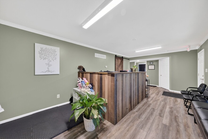 More Photos Of 302 S Lincoln Dr, Troy Office For Sale