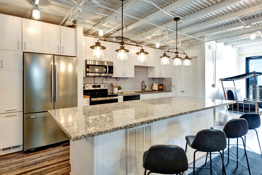 More Photos Of 2420 Cruzen St, Nashville Office For Sale