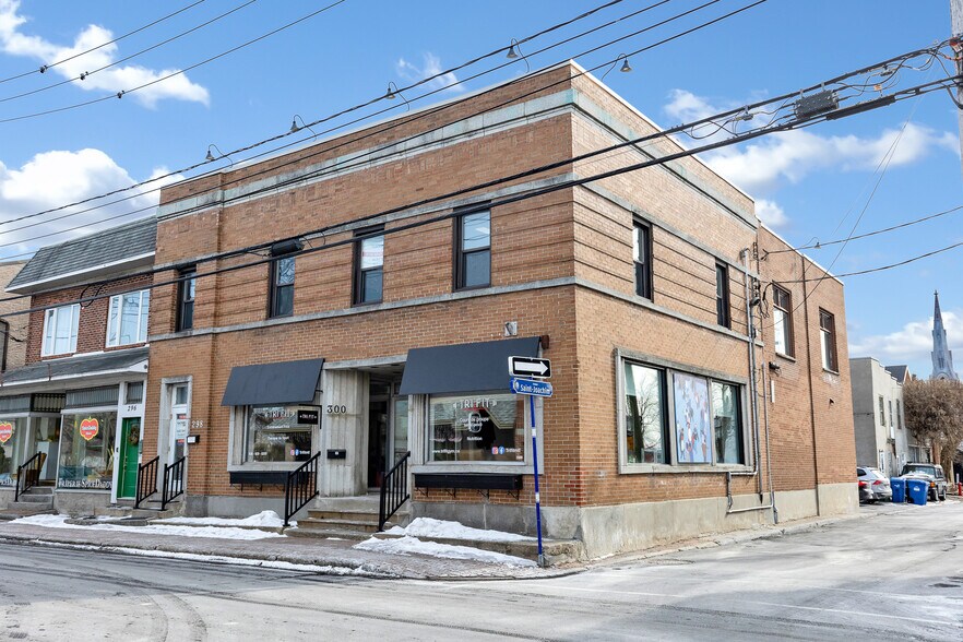 More Photos Of 298-300 Ch du Bord-du-Lac-Lakeshore, Pointe-claire Storefront For Lease
