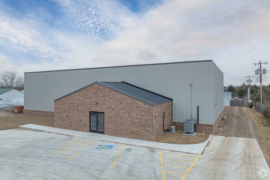Primary Photo Of 18608 NE 23rd St, Harrah Light Distribution For Lease