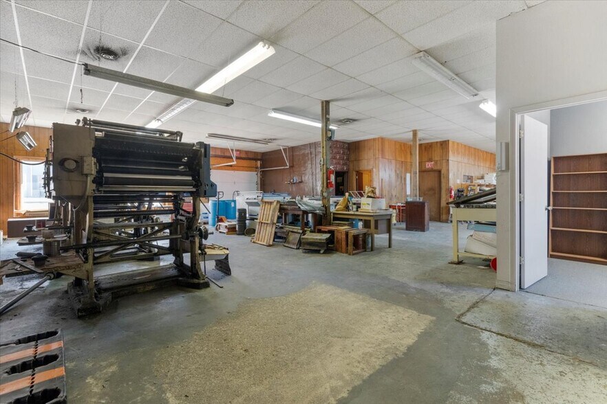 More Photos Of 302 E Washington Ave, Ava General Retail For Sale