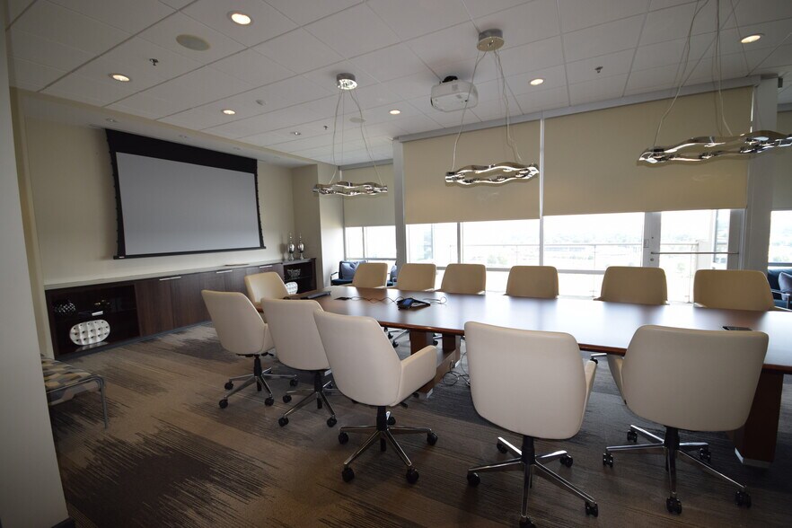 More Photos Of 5 Statehouse Plz, Little Rock Office For Sale