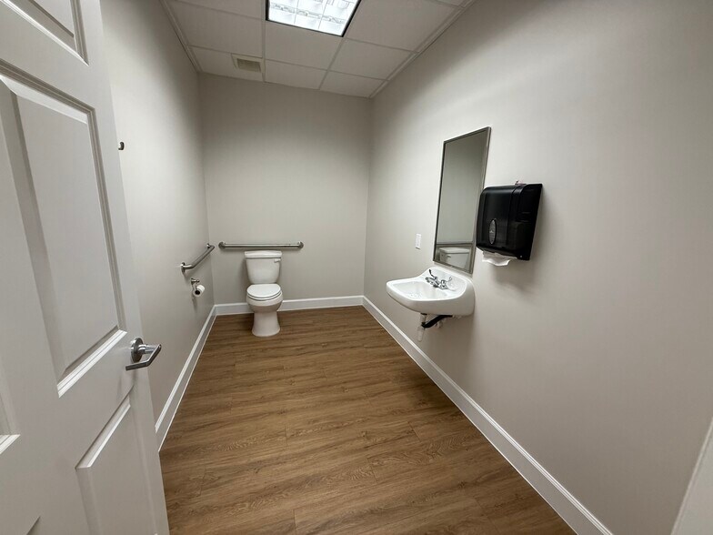 More Photos Of 7115 FM 2920, Spring Unknown For Lease