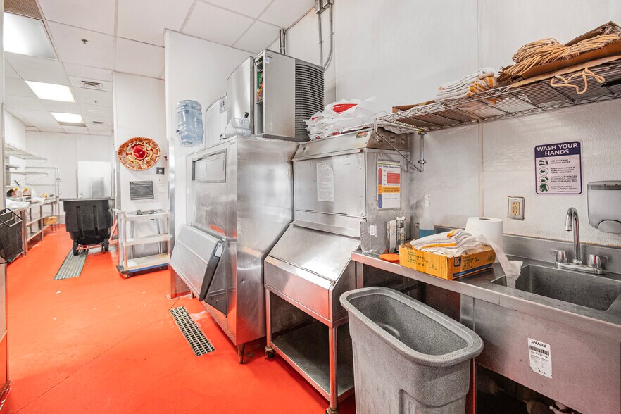 More Photos Of 2807 W 10th Ave, Kennewick General Retail For Sale