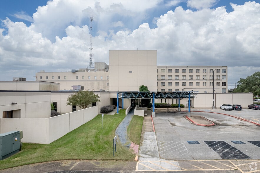 More Photos Of 6807 Emmett F. Lowry Expy, Texas City Medical For Lease