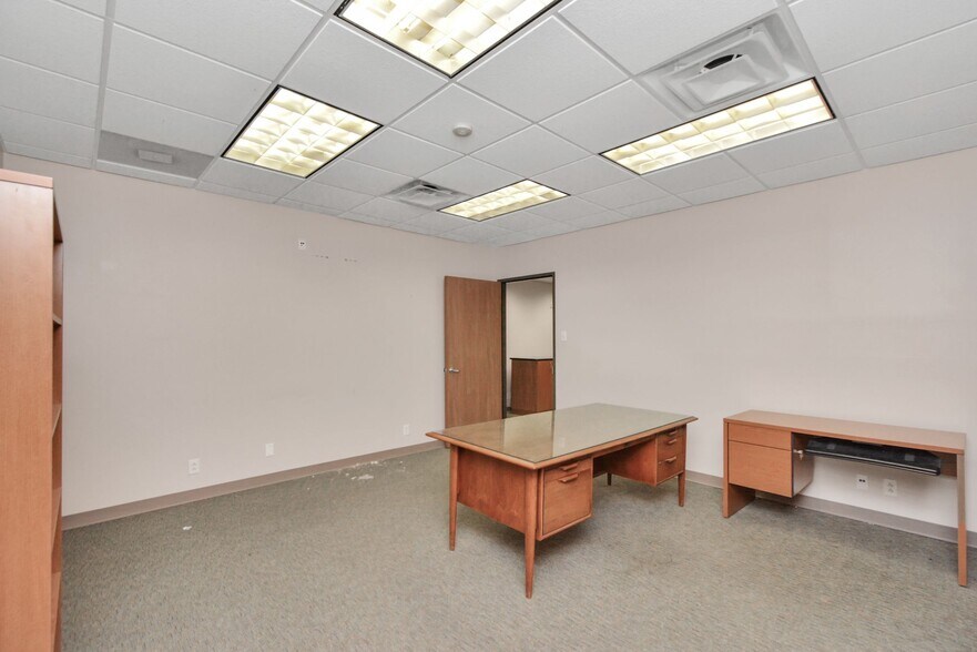 More Photos Of 1500 W Highway 6, Alvin Truck Terminal For Lease