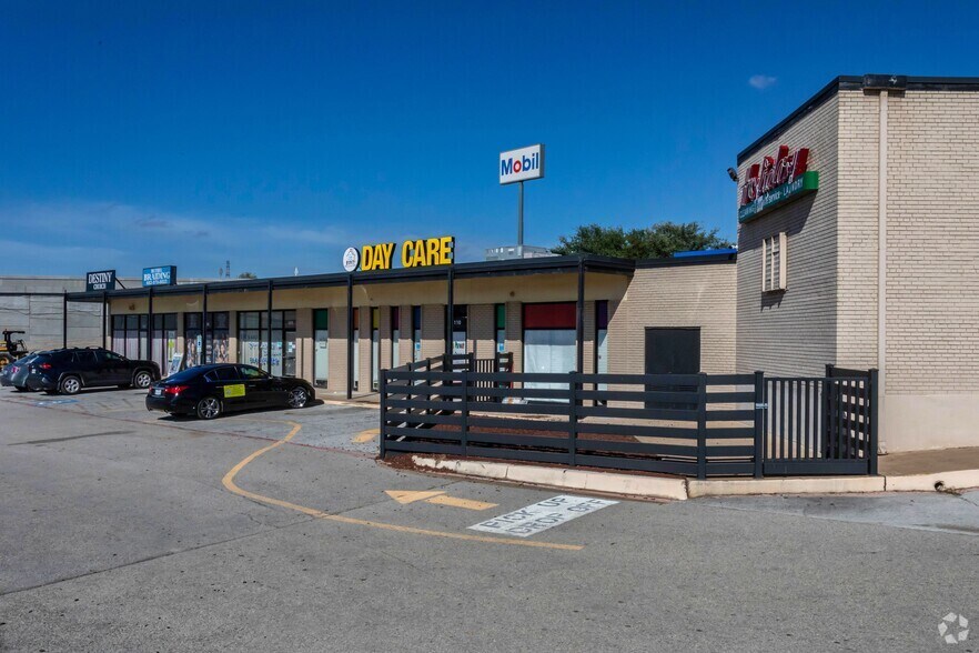 More Photos Of 3901-3939 S Polk St, Dallas Unknown For Lease