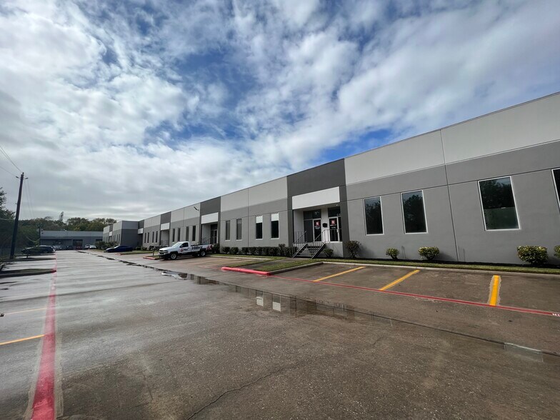 More Photos Of 16920 Texas Ave, Webster Warehouse For Lease