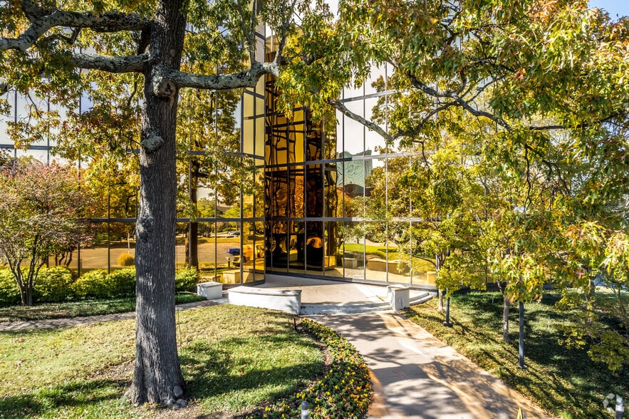 More Photos Of 855 Ridge Lake Blvd, Memphis Office For Lease