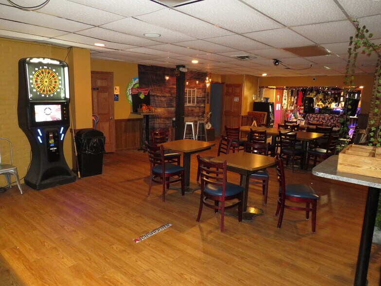 More Photos Of 316 N Main St, Seneca Bar For Sale