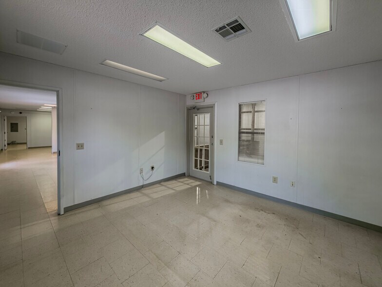 More Photos Of 19300 Valdosta Hwy, Valdosta Light Distribution For Lease