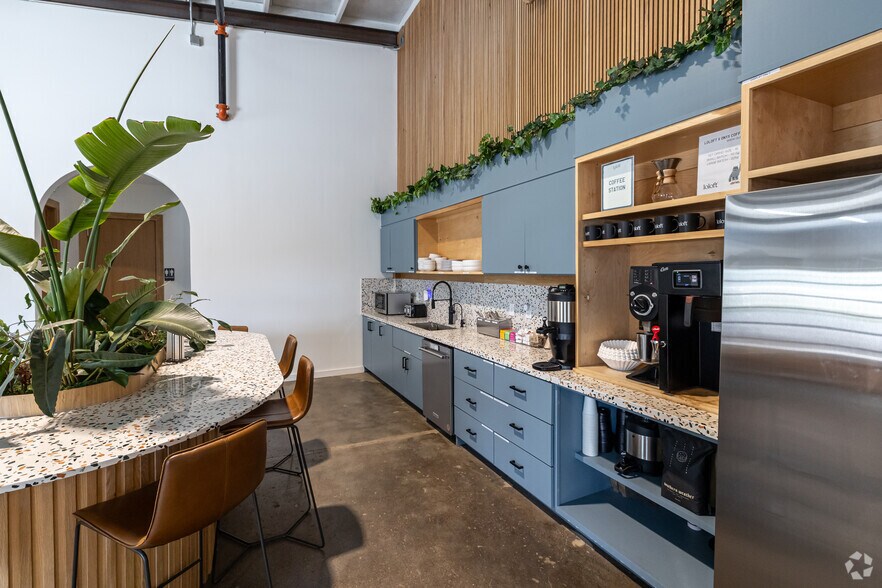 More Photos Of 600 S 1st St, Rogers Warehouse For Lease