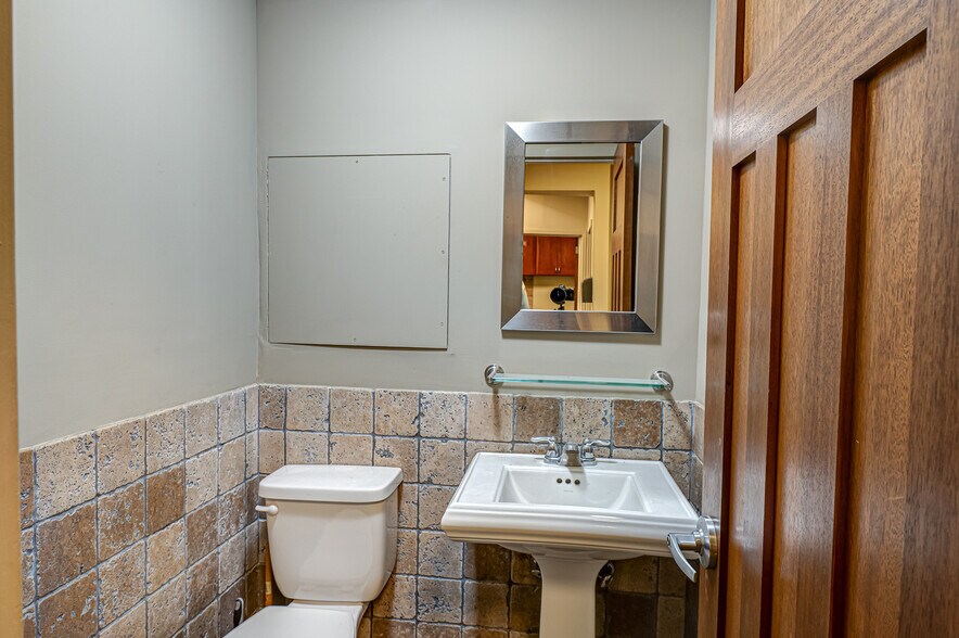 More Photos Of 585 Broadhollow Rd, Melville Warehouse For Lease