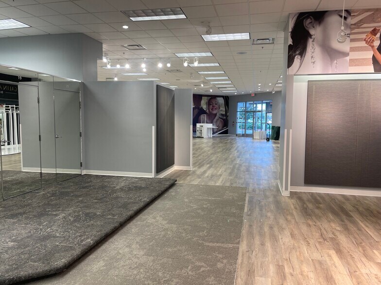 More Photos Of 601 E Dimond Blvd, Anchorage General Retail For Lease