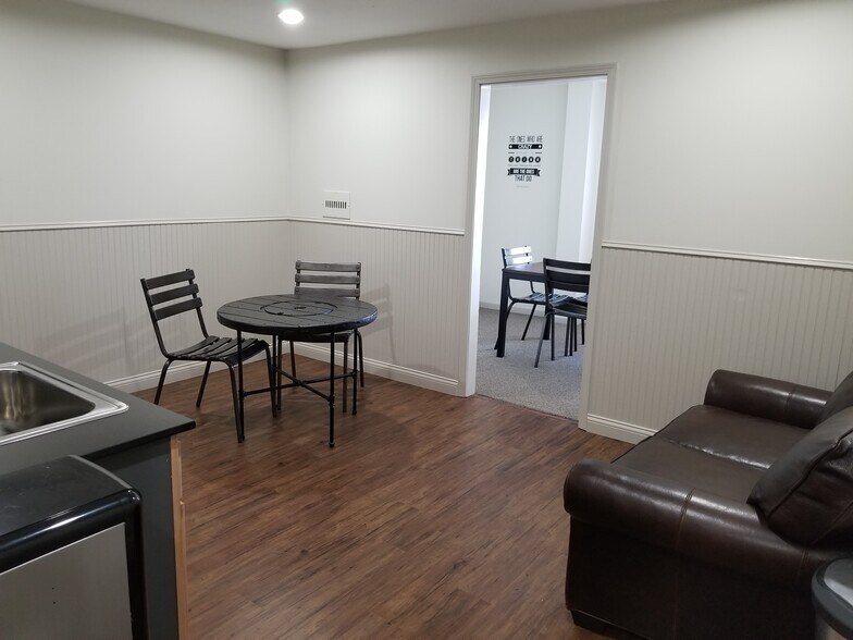 More Photos Of 893-905 High St, Worthington Storefront Retail Office For Lease