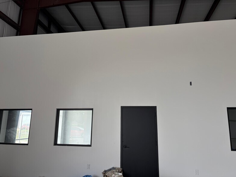 More Photos Of 16313 North Fwy, Houston Distribution For Lease
