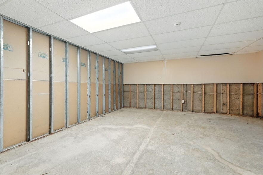 More Photos Of 185 West Ave, Ludlow Medical For Sale