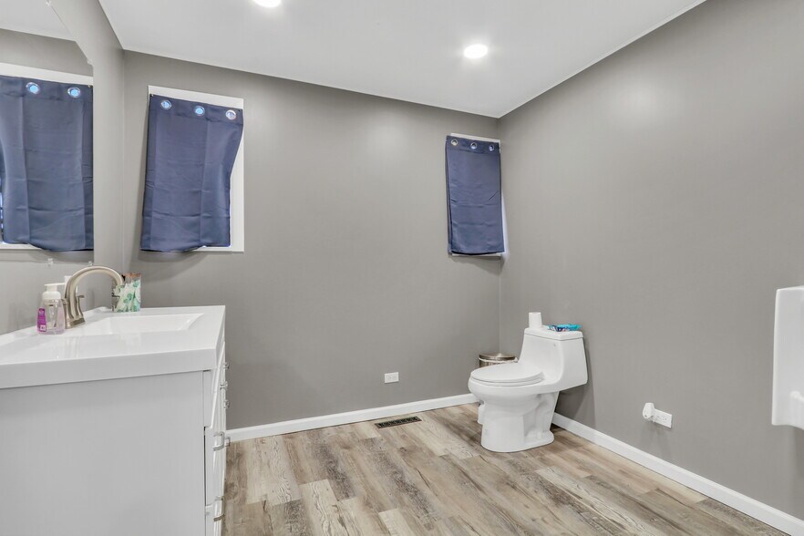 More Photos Of 1400 Sunset Ave, Waukegan Medical For Sale