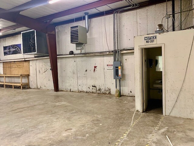More Photos Of 1002 W Cotton St, Longview Warehouse For Lease