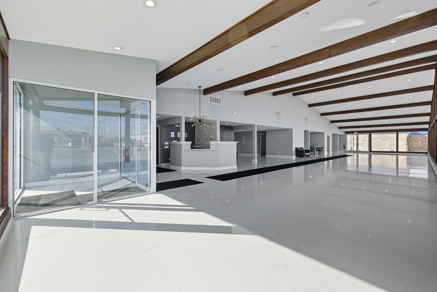 More Photos Of 801 W Grant Hwy, Marengo Showroom For Lease