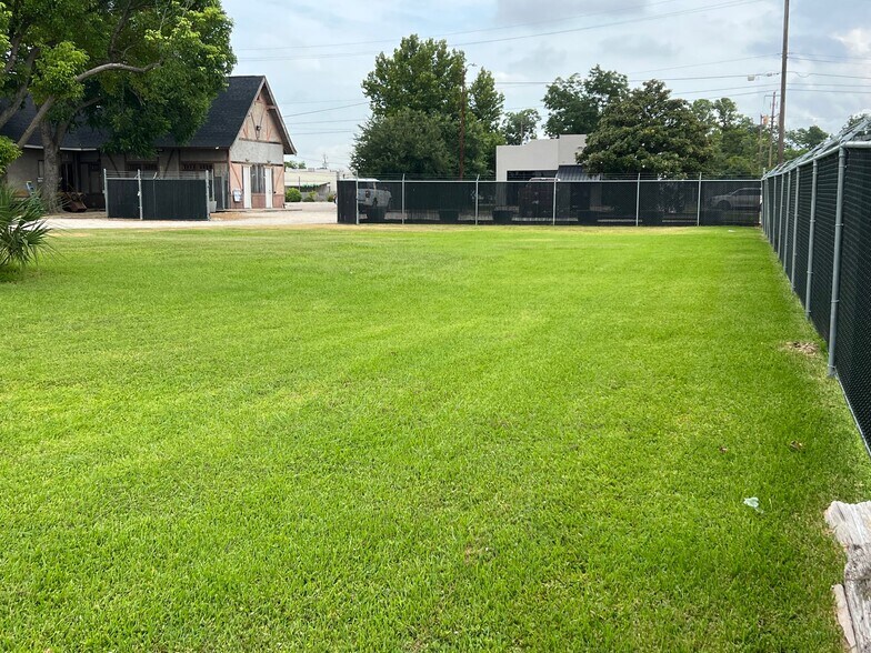 More Photos Of 11 E Texas Ave, Baytown General Retail For Sale