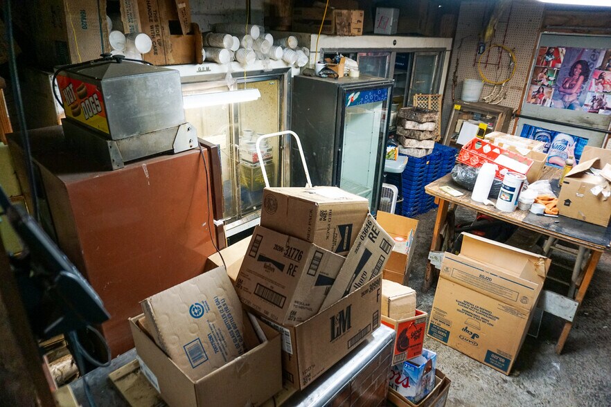 More Photos Of 109 Wilburn Valley Rd, Pearisburg General Retail For Sale