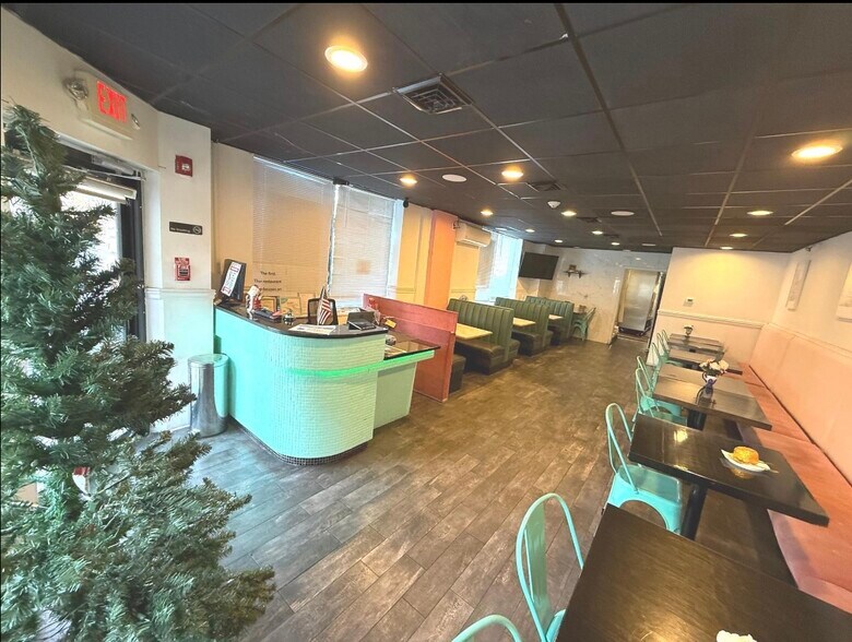 Primary Photo Of 1439 Vine St, Philadelphia Restaurant For Lease