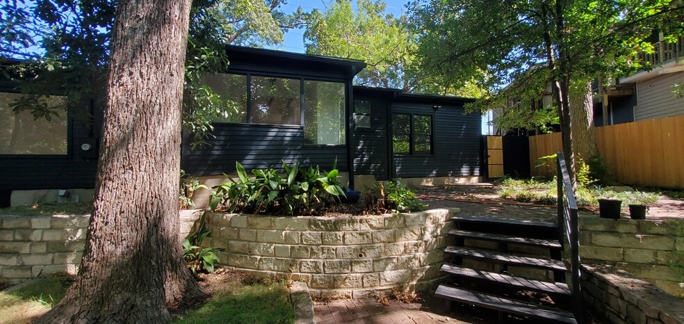 More Photos Of 1405 E 38th 1/2 St, Austin Office For Lease