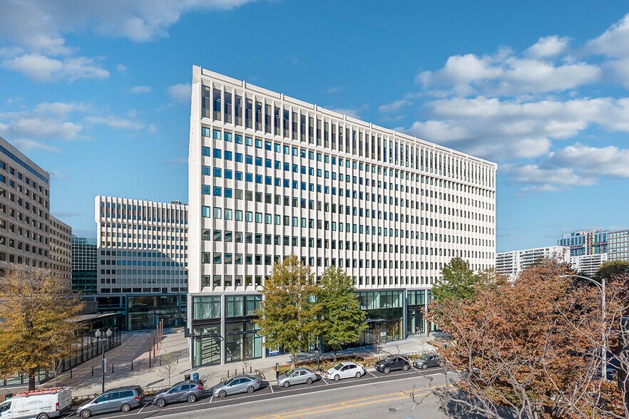 More Photos Of 2461 S Clark St, Arlington Office For Lease