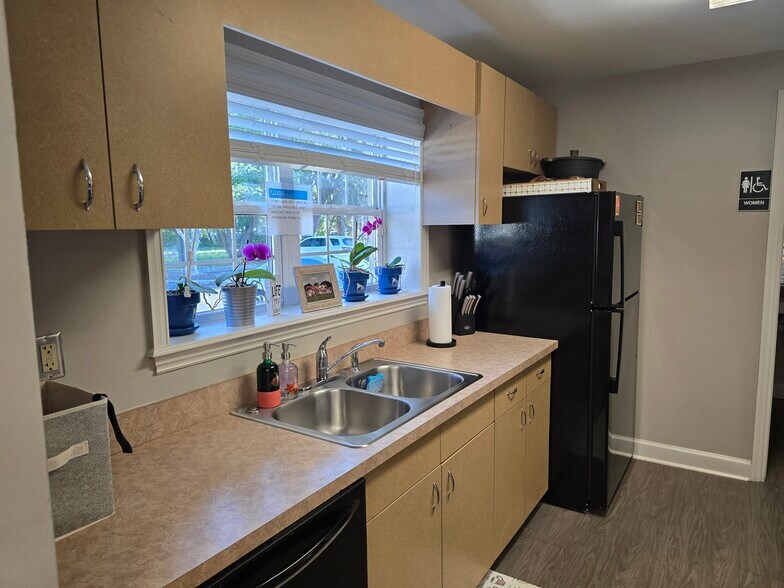 More Photos Of 465 Warren Ave, Longwood Office For Lease