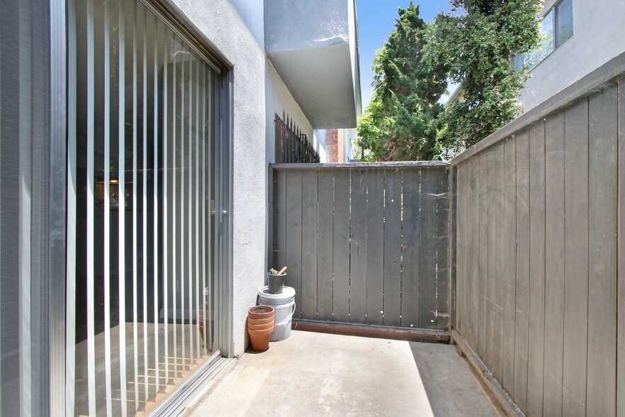 More Photos Of 3735 Mentone Ave, Los Angeles Apartments For Sale
