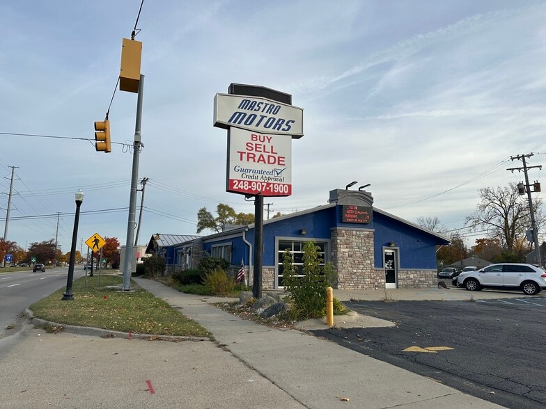 Primary Photo Of 28333 Grand River Ave, Farmington Hills Auto Dealership For Lease