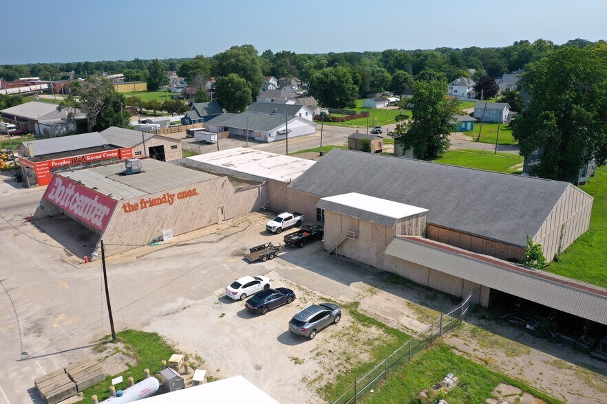 More Photos Of 472 Berrien St, Galesburg Flex For Sale