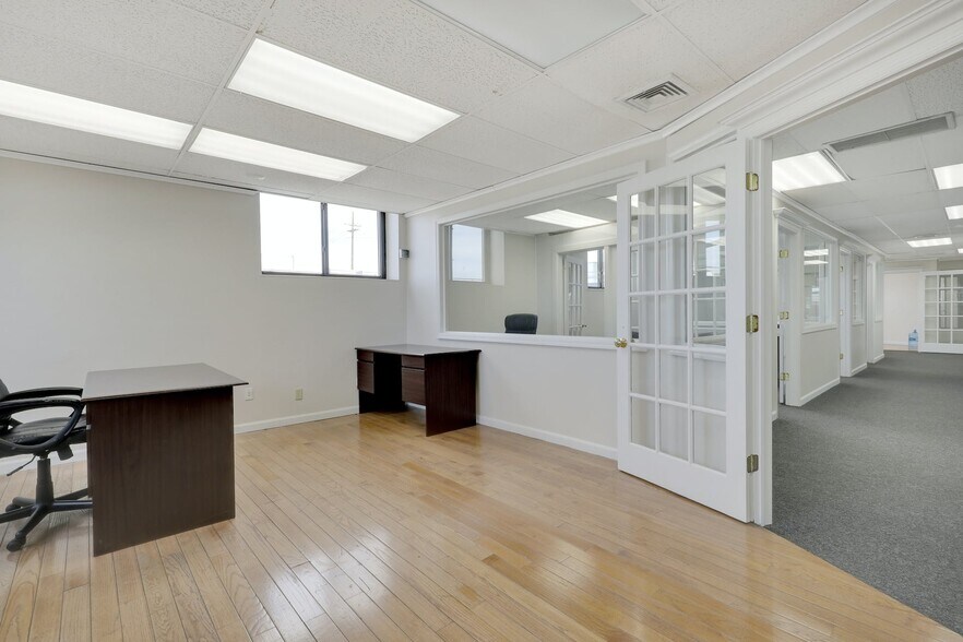 More Photos Of 55 Atlantic Ave, Lynbrook Office For Lease