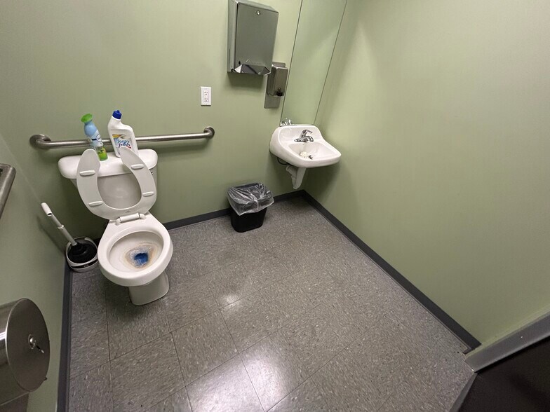 More Photos Of 826 N Martin Luther King Jr Dr, Jackson Freestanding For Sale