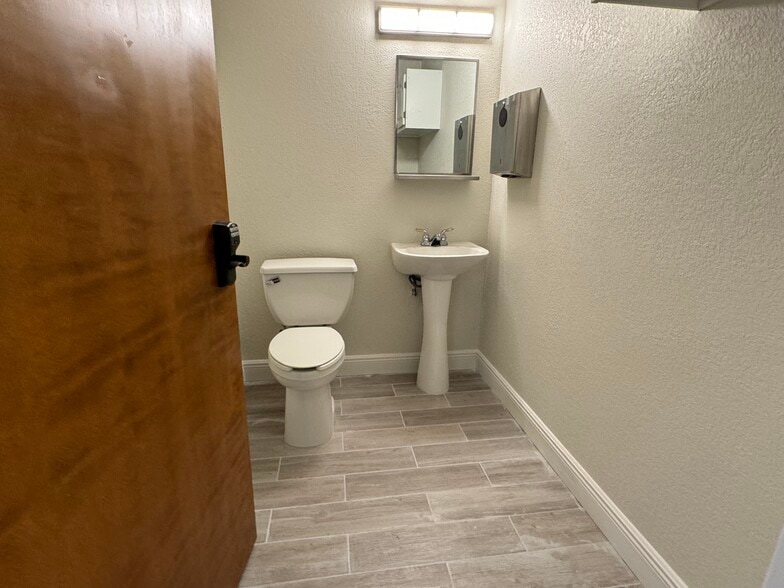 More Photos Of 1403 Medical Plaza Dr, Sanford Medical For Sale