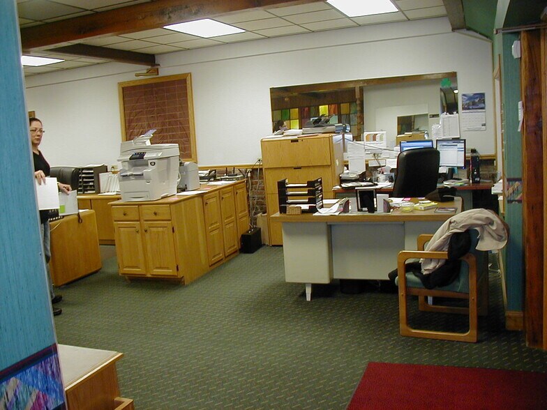 More Photos Of 418 3rd Ave, Ford City Light Distribution For Lease