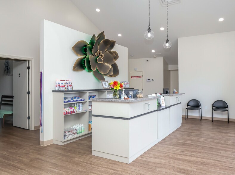 More Photos Of 2889 S Lamar Blvd, Oxford Flex For Sale