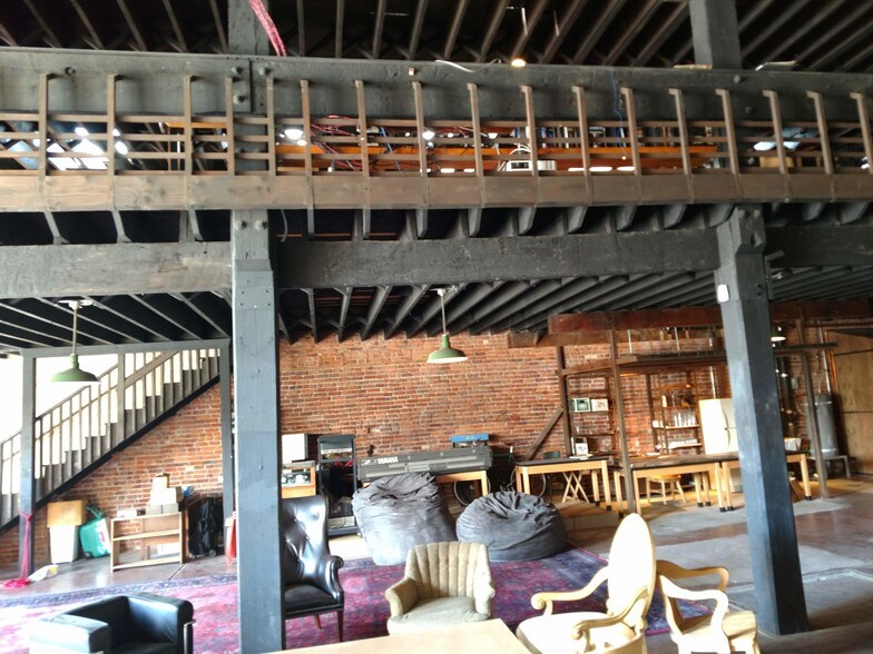 More Photos Of 221 Washington St, Oakland Light Manufacturing For Sale