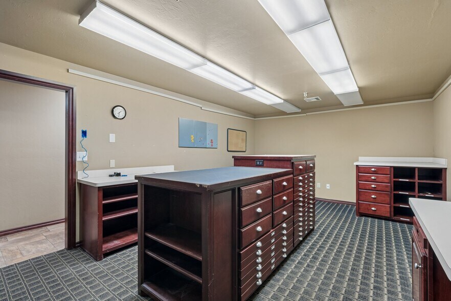 More Photos Of 2933 S Bryant Ave, Edmond Office For Sale