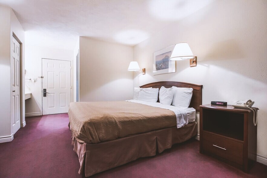 More Photos Of 612 W B St, McCook Hotel For Sale