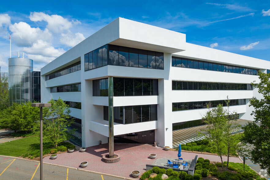 Primary Photo Of 101 Eisenhower Pky, Roseland Coworking Space