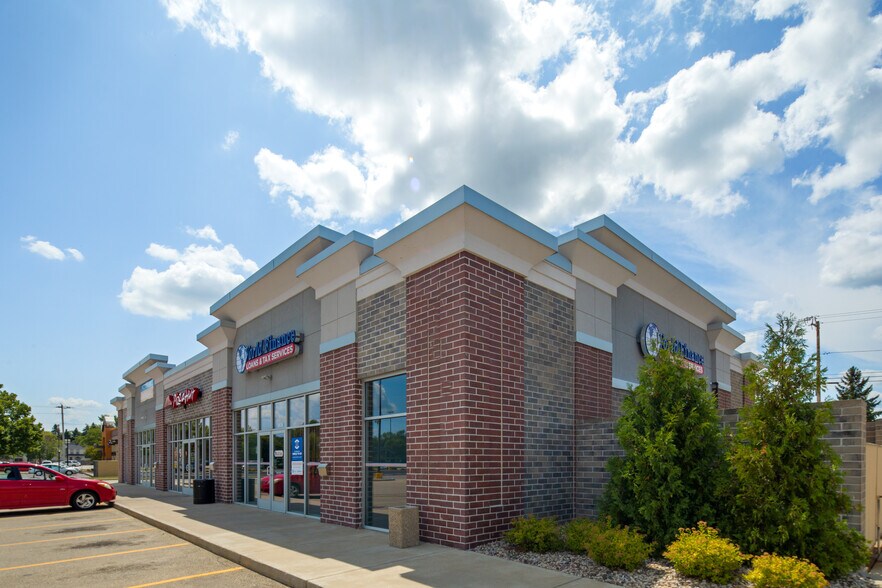 More Photos Of 210-240 W Murdock Ave, Oshkosh Storefront For Lease