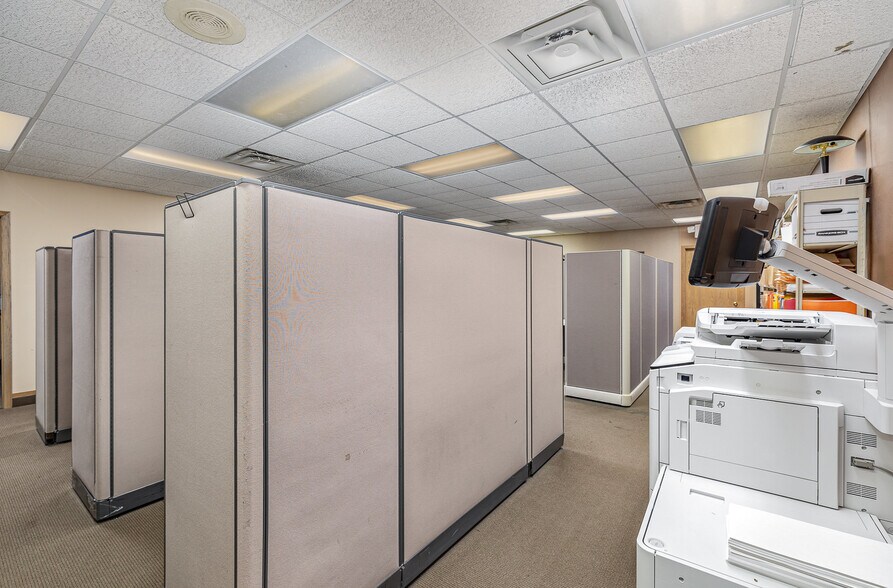 More Photos Of 1781 W County Road B, Saint Paul Office For Sale