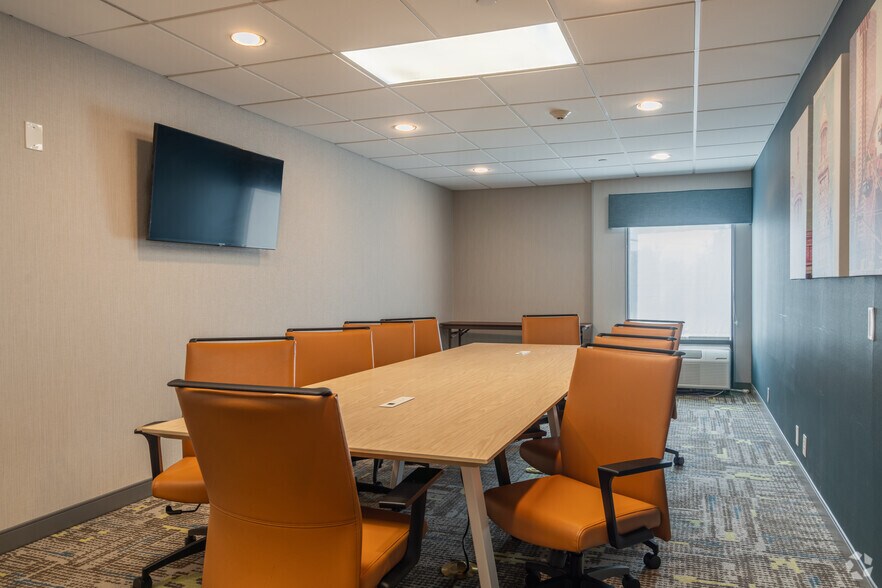 More Photos Of 8620 Airport Blvd, Houston Hotel For Sale